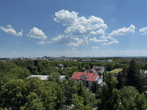 Mit Alpenblick: Helle 3-Zimmer-Wohnung mit windgeschützter Loggia und TG-Stellplatz in Neuperlach