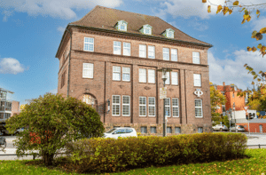 Riesiges Raumwunder nahe FH & Uni Kiel: Helle 220 m² WG-Traumwohnung im Denkmal-Altbau mit Balkon! – 24148 Kiel – Vorschaubild 5