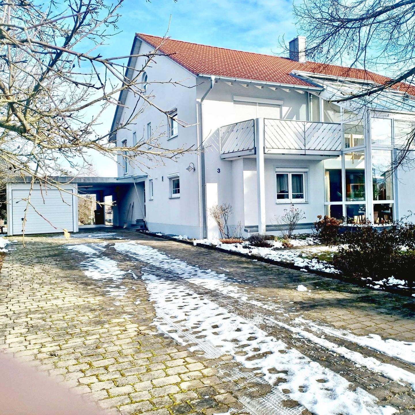 Großzügiges massives 1-2 Familien Architektenhaus in sehr guter Wohnlage bei Biberach mit 2 großen Garagen – Biberach an der Riß – Bild 1 von 9