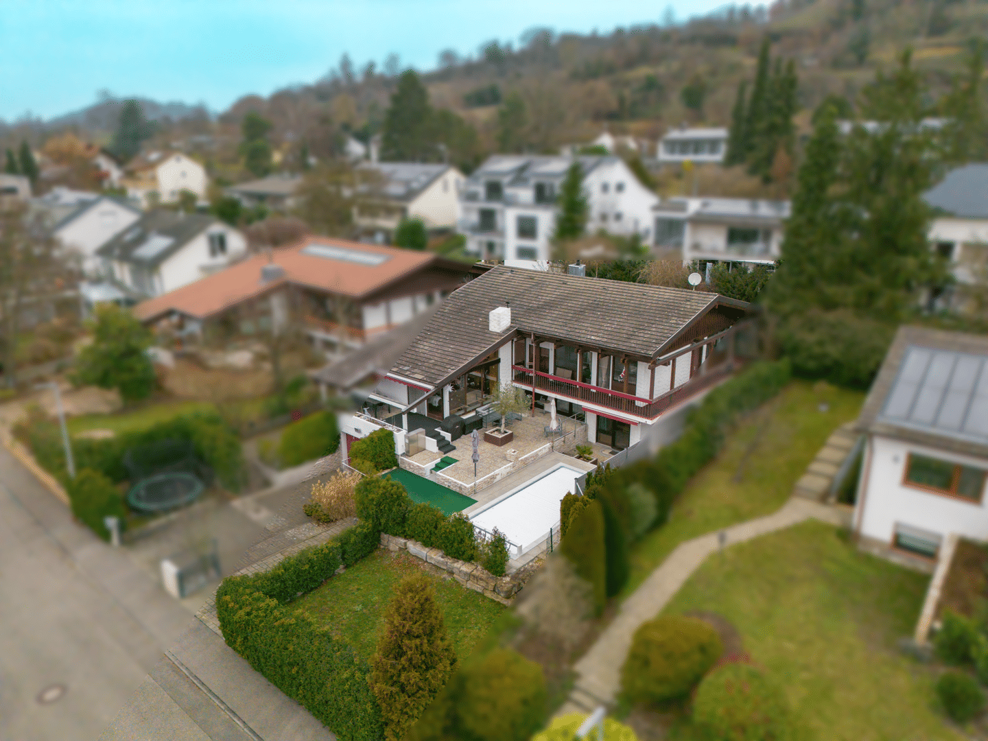 Großzügiges Split-Level-Einfamilienhaus mit Pool & Einliegerwohnung – Wohnen mit Charakter – Singen (Hohentwiel) – Bild 1 von 9