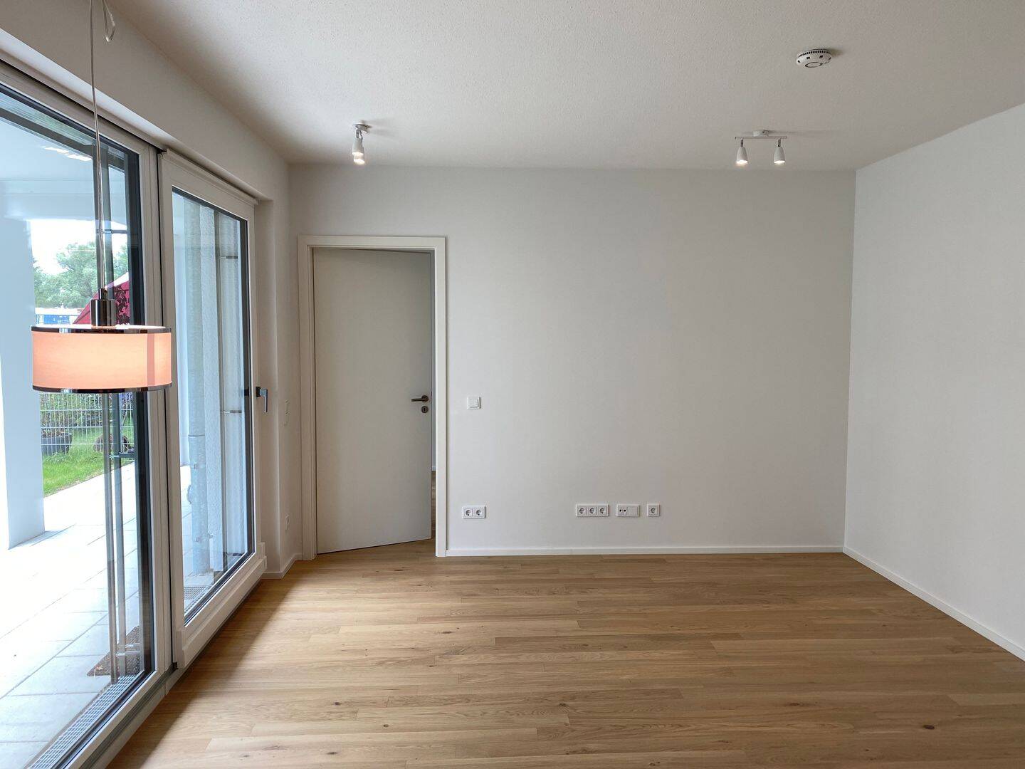 Moderne 2-Zimmer-Erdgeschosswohnung mit Terrasse, Garten & Tiefgarage in München-Lochhausen – München – Vorschaubild 4