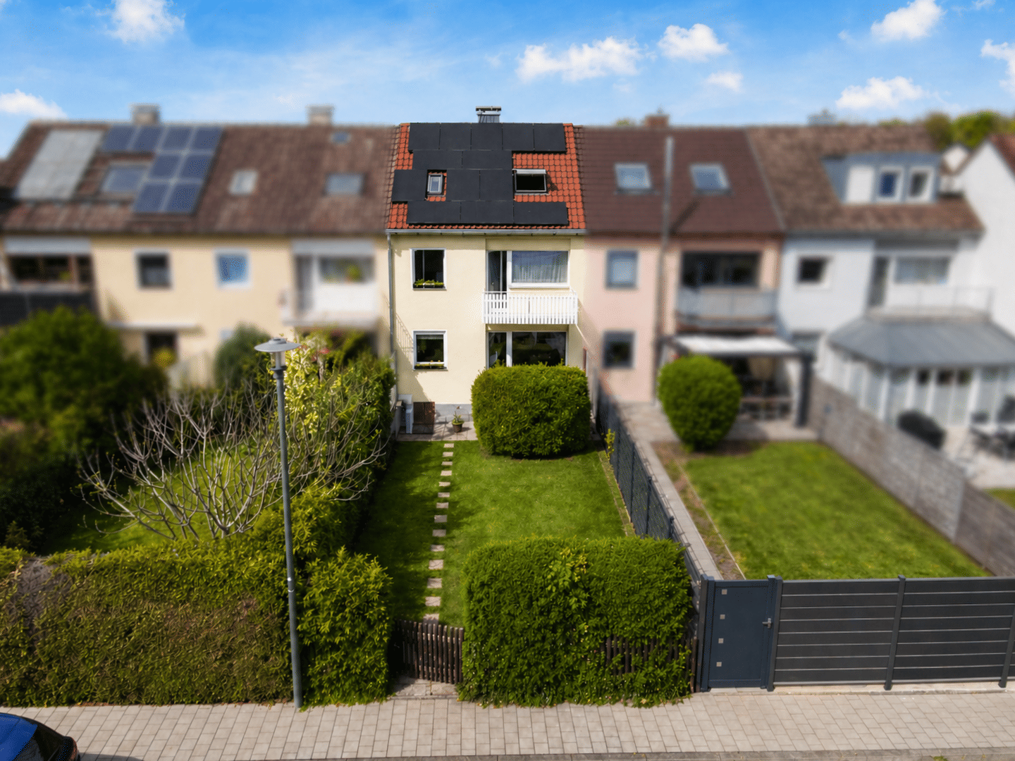 Modernisiertes Reihenhaus mit Garten, Garage und PV-Anlage in Ingolstadt-Oberhaunstadt