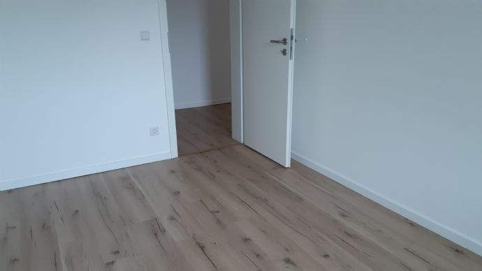 4-Zimmer-Dachgeschoss-Maisonette mit Blick ins Grüne, mit Balkon – Chemnitz – Vorschaubild 6