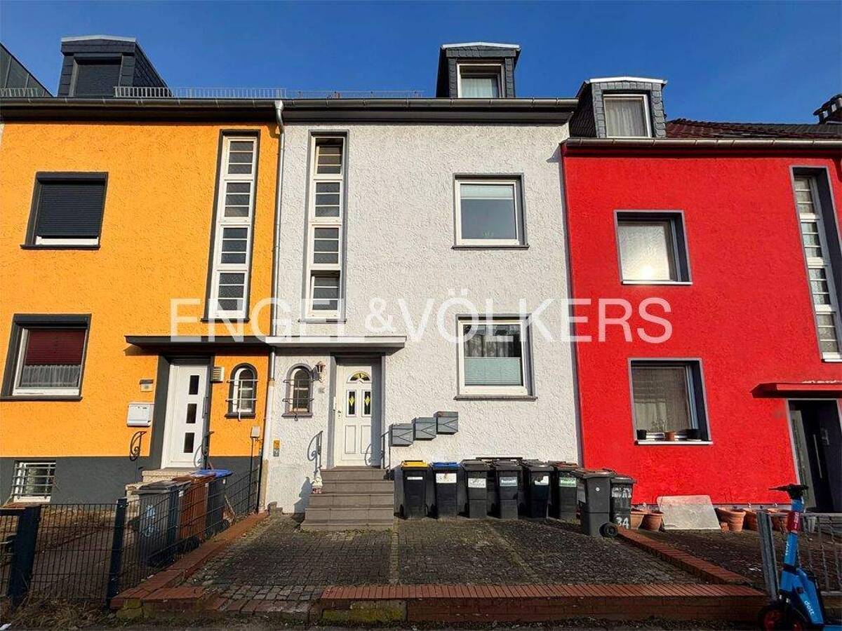 Reihenmittelhaus mit 3 Wohneinheiten, Balkon und Garten – 28239 Bremen – Bild 1 von 9