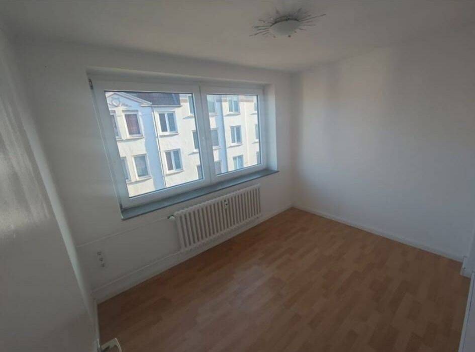 **Neu renovierte Wohnung im 4. OG zum 01.07.2026** – Kiel – Vorschaubild 3