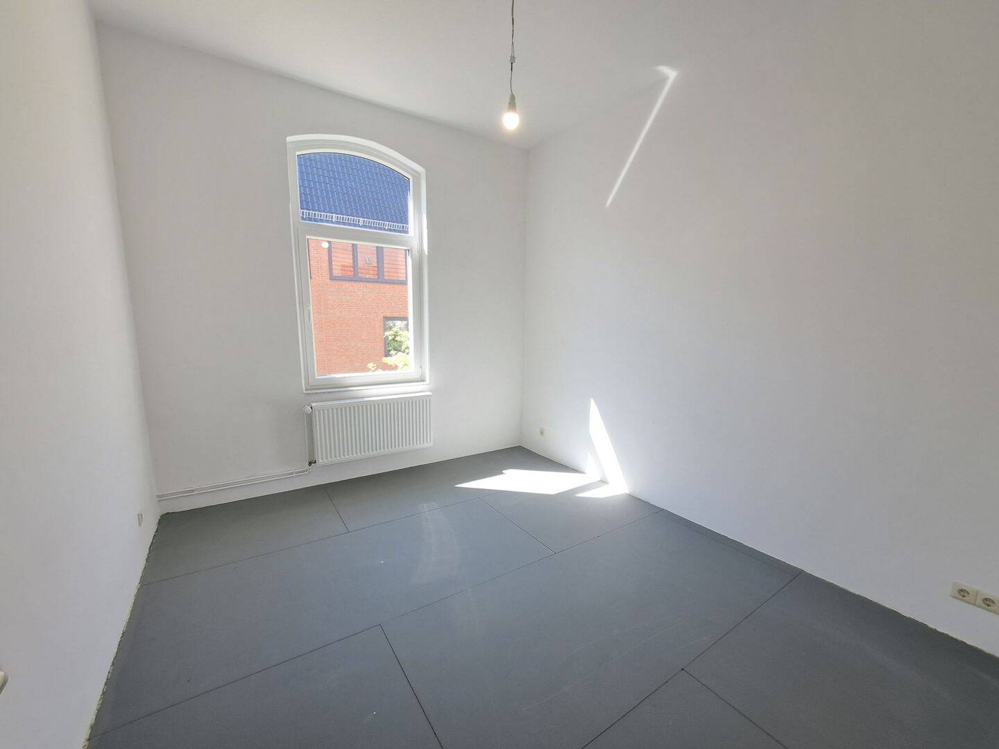 Erstbezug! Frisch sanierte 4-Zimmer-Wohnung mit Balkon und Dusche in Bremerhaven-Lehe! – Bremerhaven – Vorschaubild 2