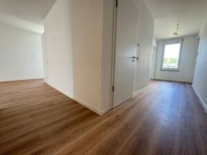 Ihr neues Zuhause mit moderner Wohnküche, lichtdurchfluteten Räumen und großzügiger Loggia – 89231 Neu-Ulm – Vorschaubild 8