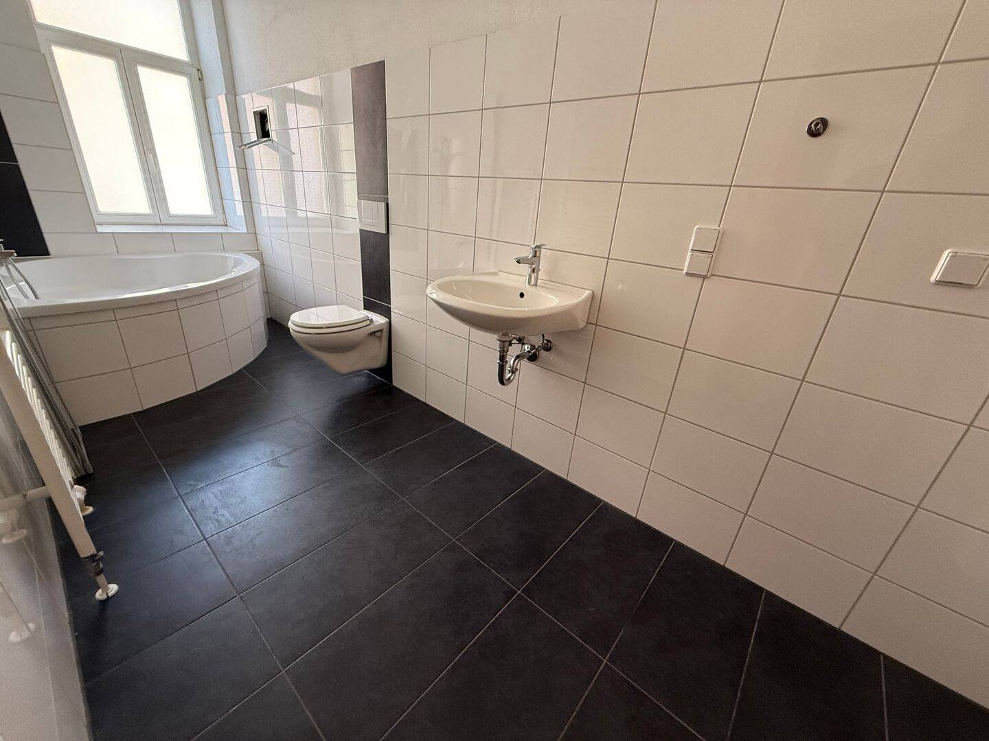 3. OG - Tageslichtbad - Eckbadewanne ! City-NAH !!!