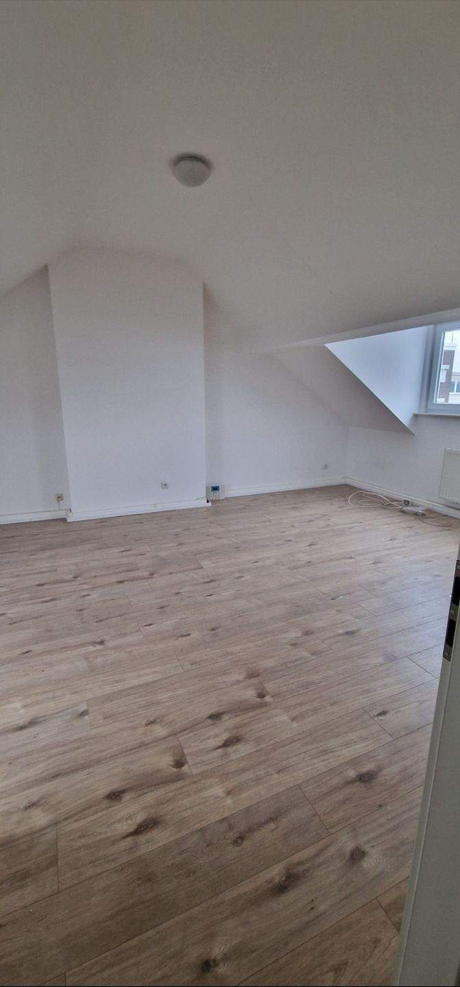 Erstbezug nach Sanierung, 2 1/2 Zimmer Dachgeschosswohnung in der City in gepflegtem Objekt – Bottrop – Vorschaubild 2