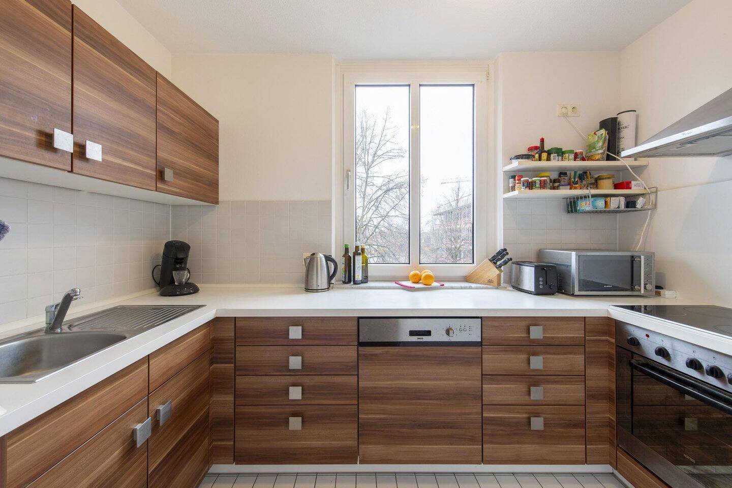 Schöne, helle 2-Zimmer-Wohnung mit Tageslichtbad und Balkon sowie Tiefgarage – München – Vorschaubild 5