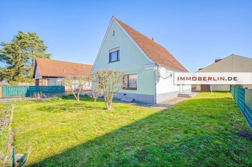 IMMOBERLIN.DE - Charmantes Haus mit Nebengebäuden in familienfreundlicher Lage – Fredersdorf-Vogelsdorf – Bild 1 von 6