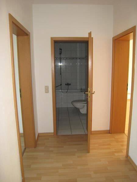 Große 2-Zimmer mit Laminat, Wannenbad, Stellplatz und Balkon in ruhiger Lage! EBK mgl. – Chemnitz – Vorschaubild 5
