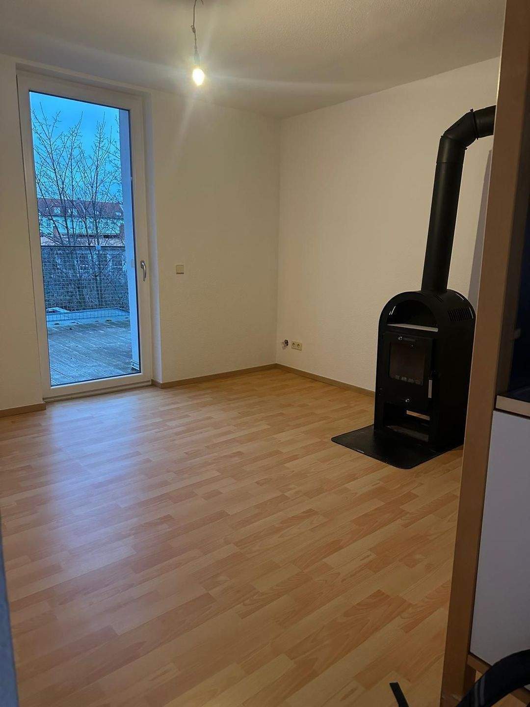 niedliche 1-Raumwohnung mit großer Terrasse, Kaminofen und EBK – Erfurt – Vorschaubild 2
