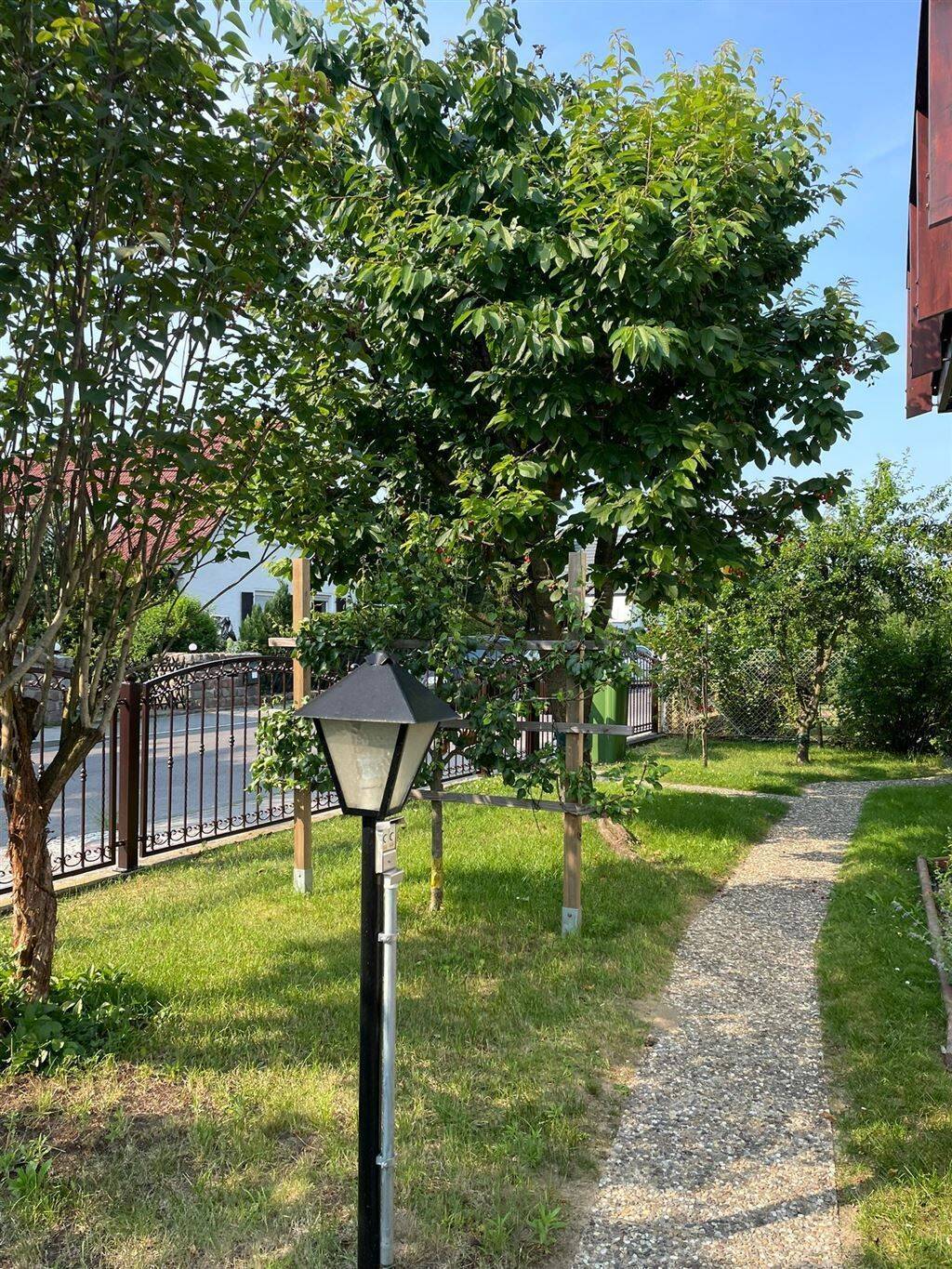 Gepflegtes Einfamilienhaus mit Keller , Pool und Wintergarten – Berlin – Vorschaubild 5