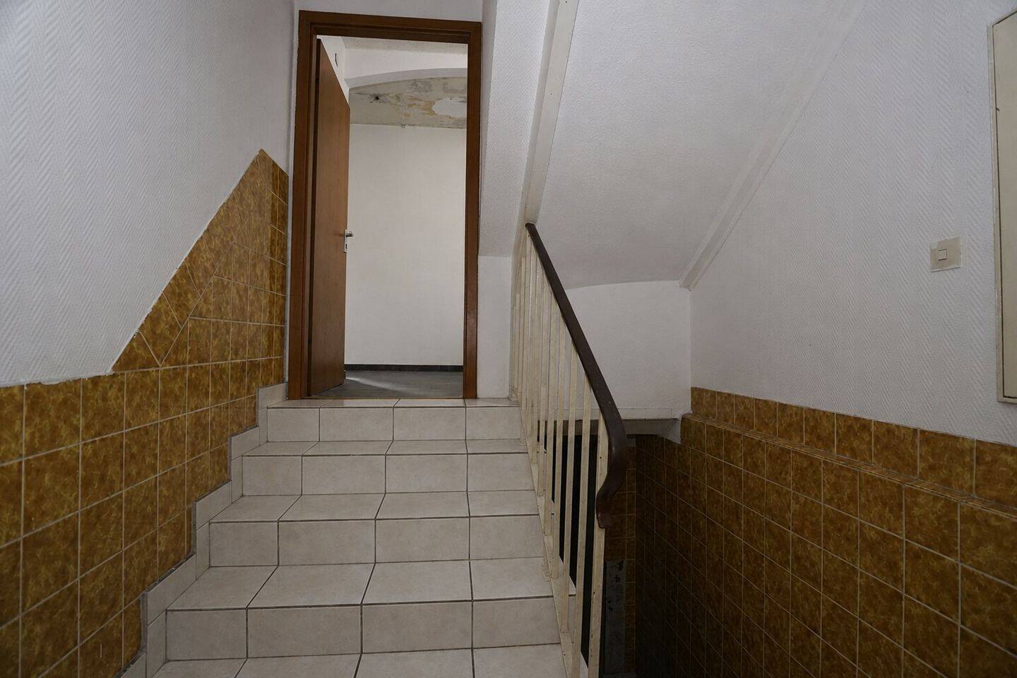 Zweifamilienhaus in guter Lage mit Doppelgarage und Garten – Kaiserslautern – Vorschaubild 2