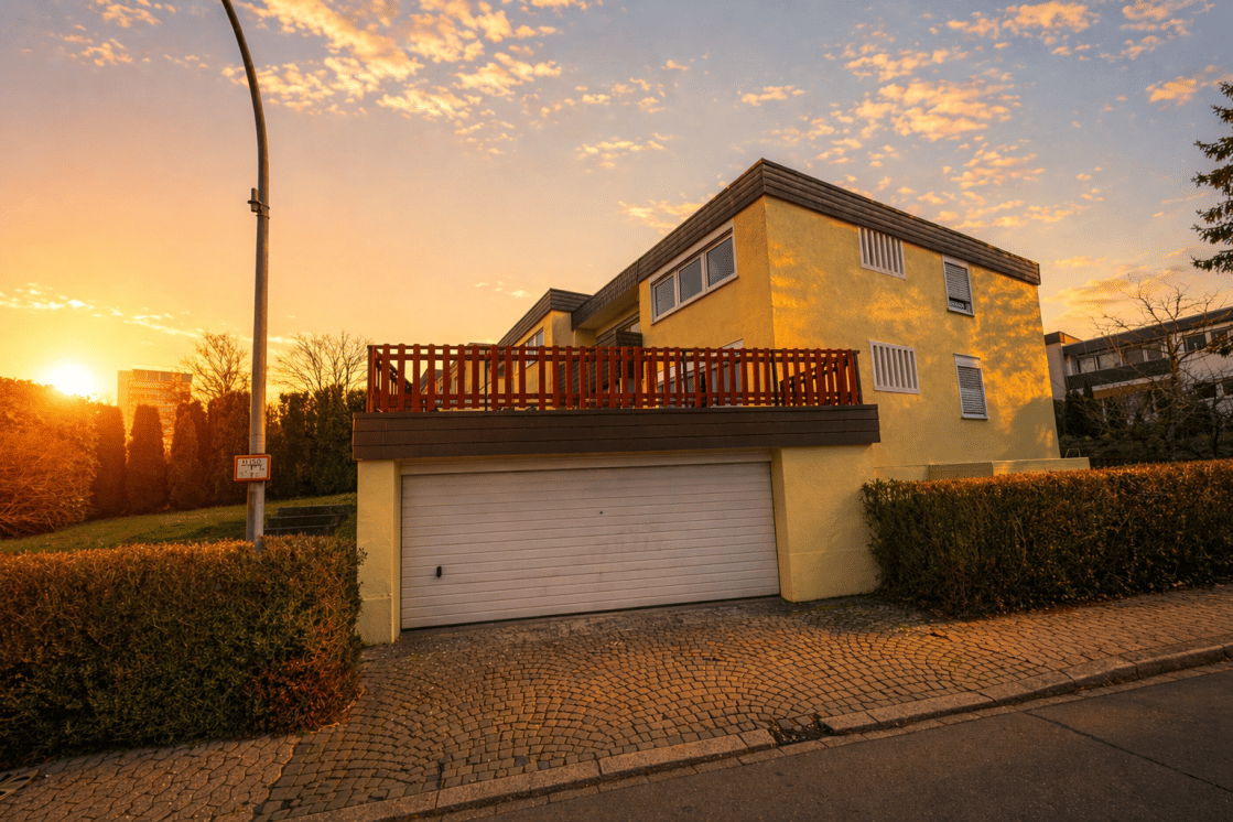 Reihen-Endhaus mit Top-Lage Eschberg, zwei Wohneinheiten und Panoramablick über Saarbrücken – Saarbrücken – Bild 1 von 9