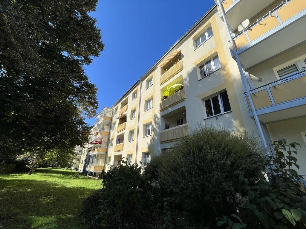 Mit Blick ins Grüne gelegene 2-Raum-Balkonwohnung