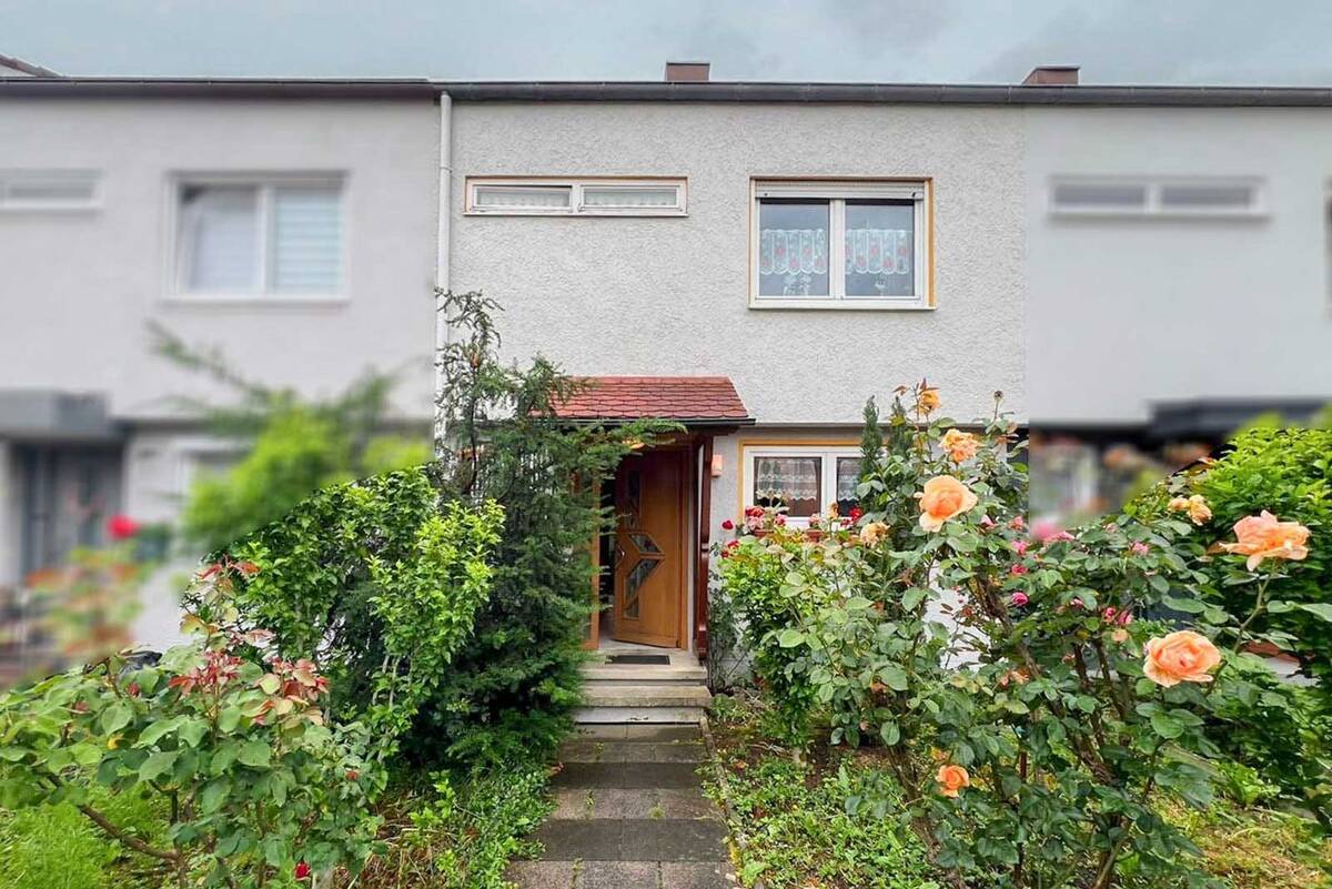 Nicht in Ulm, aber um Ulm herum: Schönes Reihenmittelhaus inmitten von Pfuhl – 89233 Neu-Ulm – Bild 1 von 9