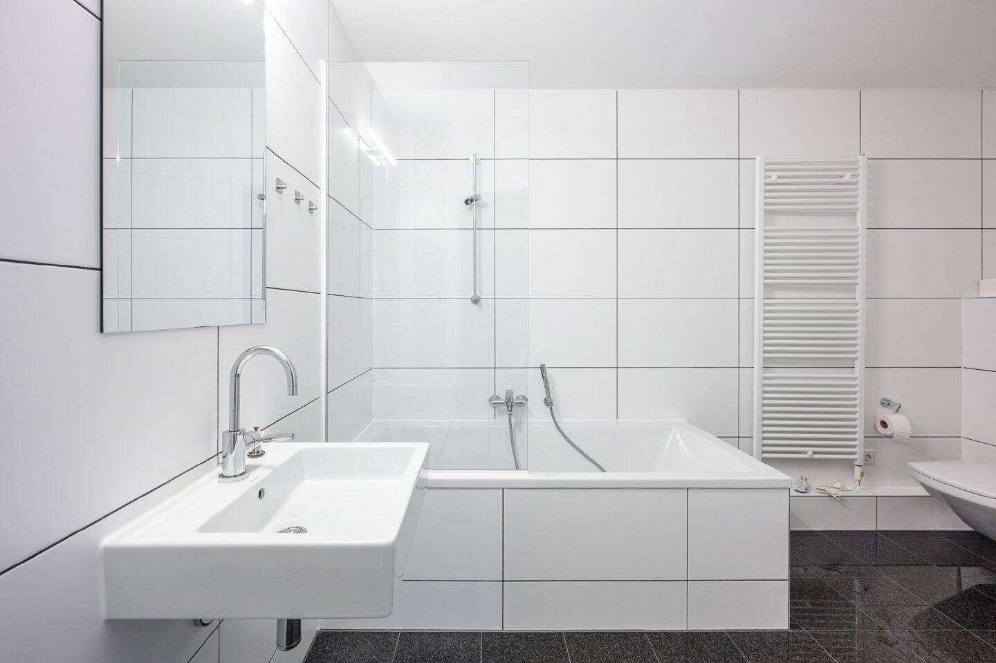 AIGNER - Rarität beim Kaiserplatz: Neuwertige 3-Zimmer-Wohnung mit 2 Balkonen und Innenhoflage – München – Vorschaubild 9