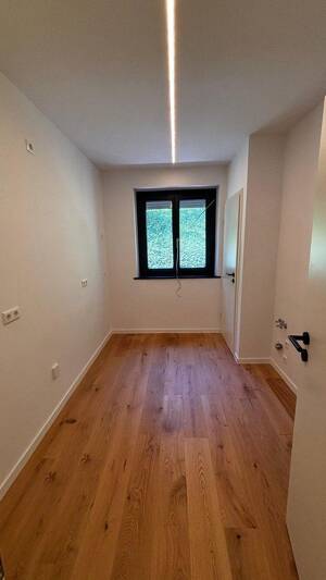 Stilvoll modernisierte Stadt-Oase mit Terrassenzugang, Gartenmitbenutzung und Klimaanlage – 70188 Stuttgart – Vorschaubild 2