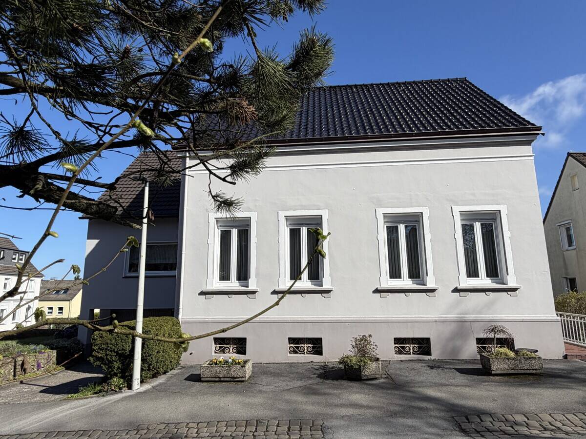 ++ Wohntraum für die ganze Familie: Großzügiges Zweifamilienhaus in Bestlage der Südstadt ++ – Solingen – Vorschaubild 2