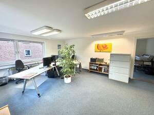Zum Renovieren: 5-Zimmer-Wohnung mit 2 Stellplätzen in zentraler Lage – 23758 Oldenburg in Holstein – Vorschaubild 6