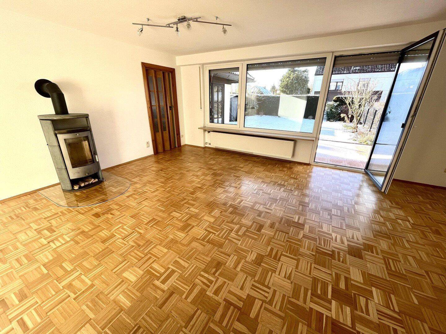 Lichtdurchflutetes Haus mit modernisiertem Bad und schönem Garten – Eckental – Vorschaubild 3