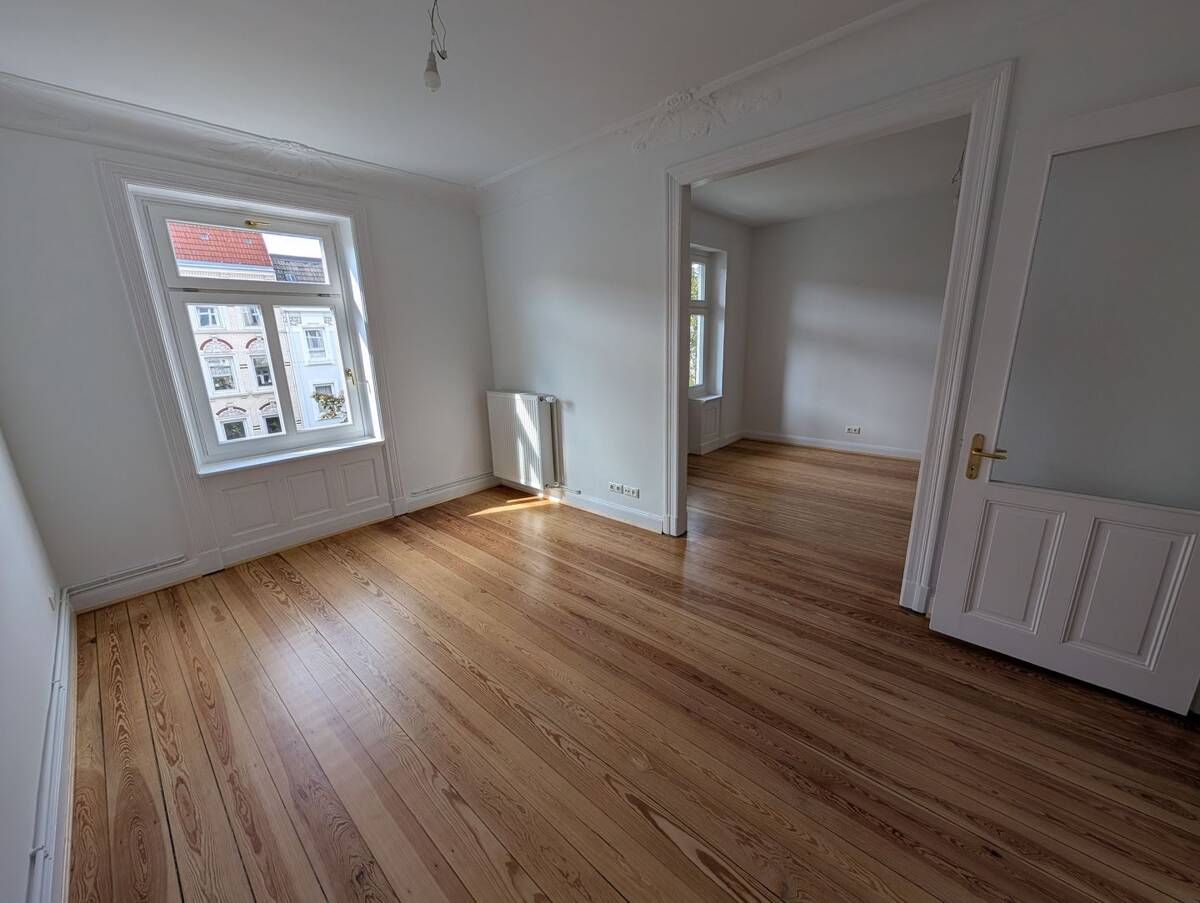 Top sanierte 3-Zimmer-Altbau-Wohnung mit Balkon im 4.OG – 20251 Hamburg – Bild 1 von 8