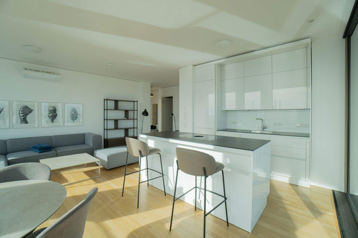 Exklusiv möblierte 3-Zimmer-Designwohnung im Grandaire mit Balkon und Weitblick – Berlin – Vorschaubild 4