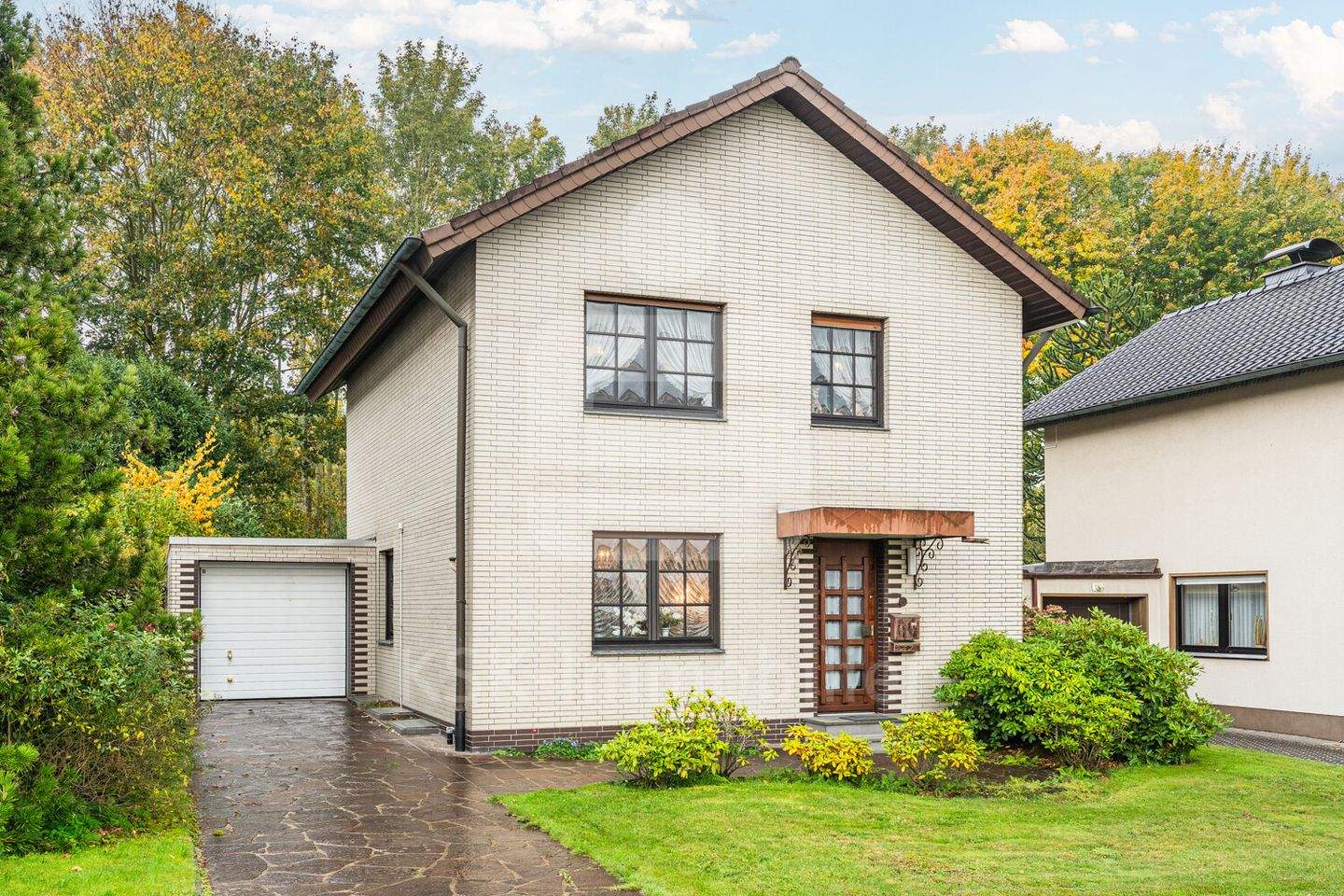 Freistehendes Einfamilienhaus mit Südgrundstück und unverbaubarem Blick! – Hürth – Bild 1 von 9