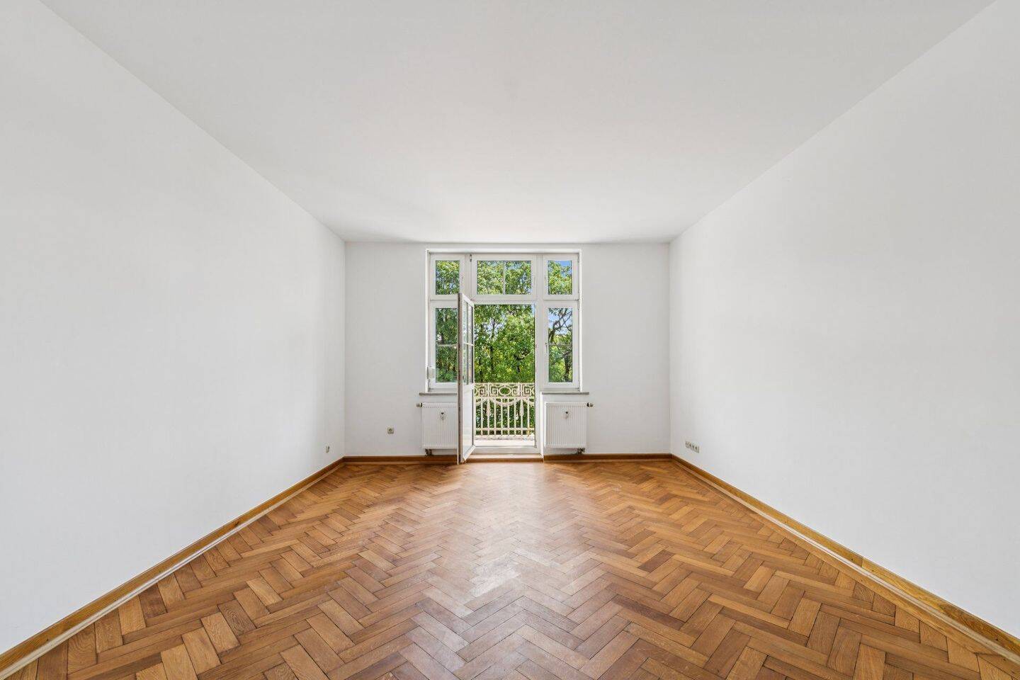 Großzügige 4-Zimmer-Altbauwohnung mit zwei Balkonen, zwei Bädern und Aufzug in Schwabing – München – Vorschaubild 5