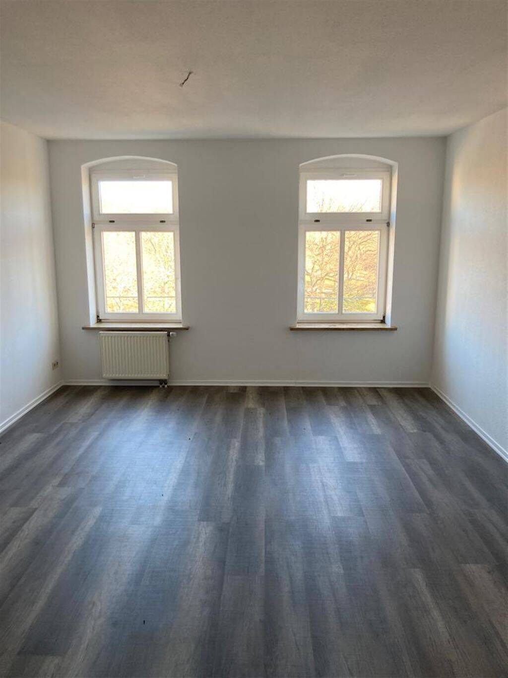 Am Park! Günstige 2,5-Zi. mit Aufzug, Laminat, Abstellraum und Dusche!