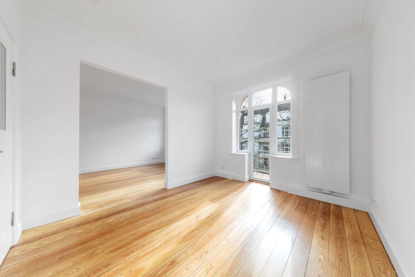 Schöne Altbauwohnung mit zwei Balkonen in bester Lage! – Hamburg – Bild 1 von 8