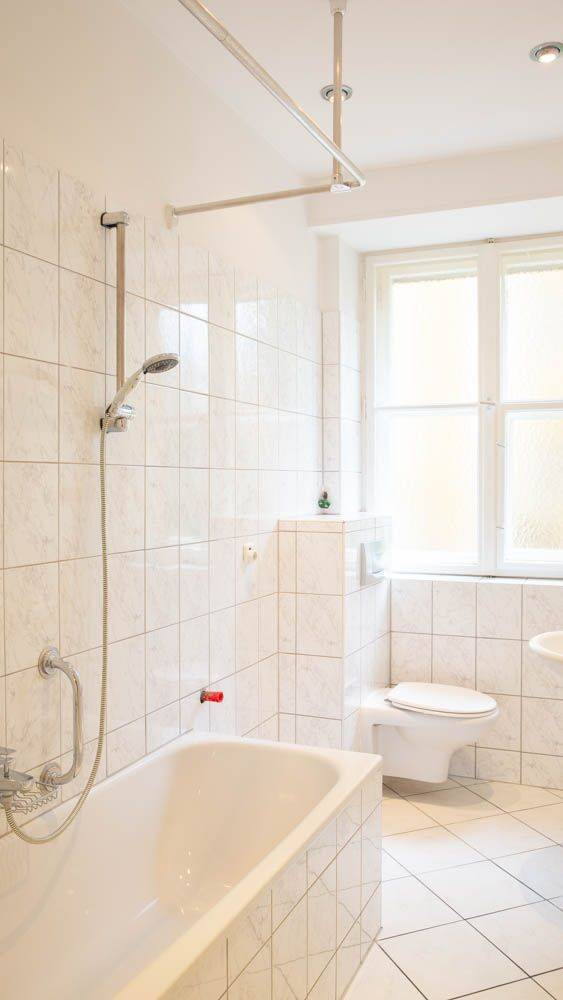HOMESK - Sofort bezugsfreie 3-Zimmer-Altbauwohnung im Hochparterre in Westend – Berlin – Vorschaubild 9
