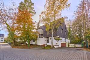 Architektenhaus mit zwei Wohneinheiten, Sauna, großem Grundstück und Waldrandlage zur Modernisierung