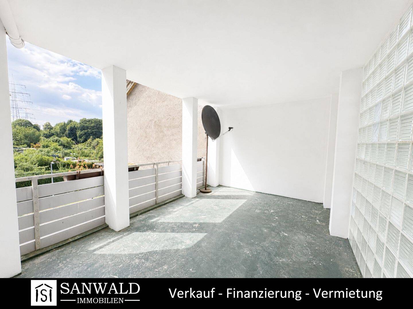 Renovierte 2,5-Zimmer-Wohnung mit großzügigen Balkon