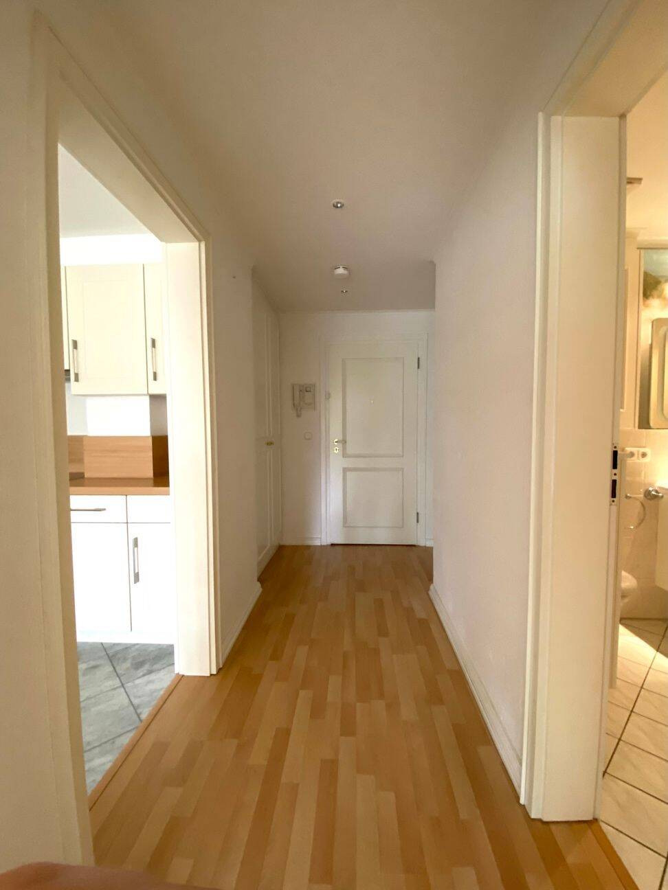 Exklusive Single-Terrassenwohnung mit Designküche, Tischlereinbauten, Fußbodenheizung und Tiefgaragenstellplatz – Hamburg – Vorschaubild 9