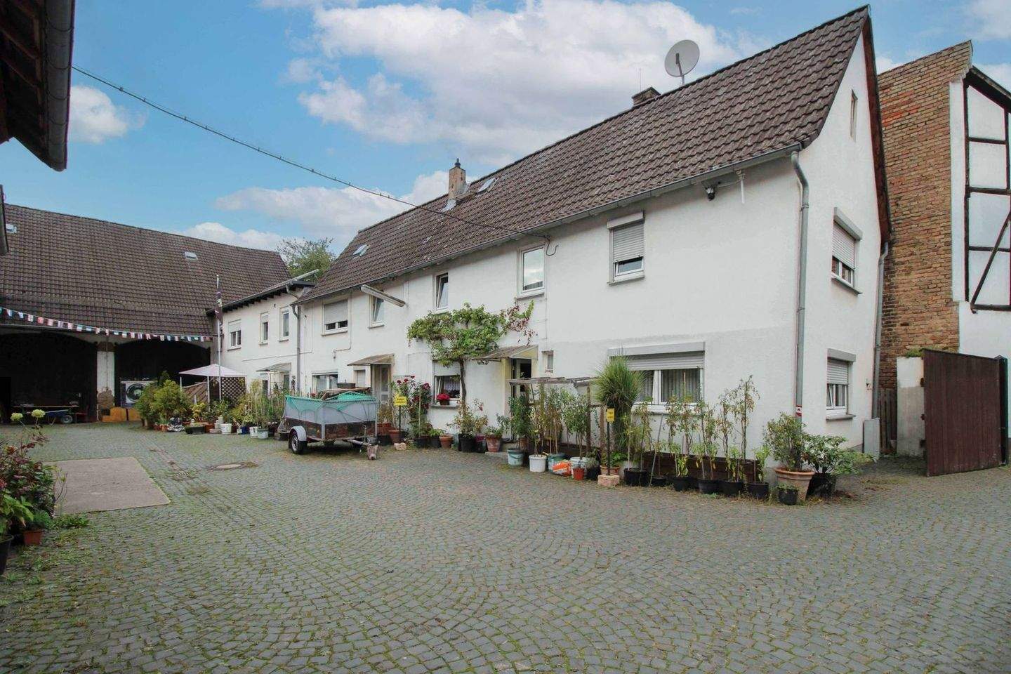 Vielseitiges Mehrfamilienhaus mit Scheune & 6 Garagen in ruhiger Sackgasse von Liederbach – Liederbach – Bild 1 von 8
