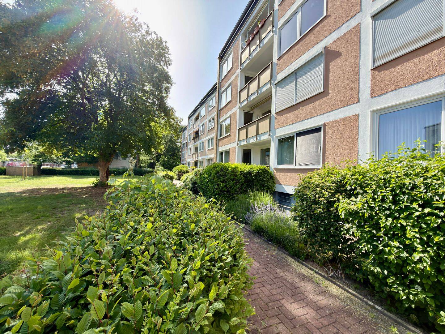 Erbbaurecht: Lichtdurchflutete 2-Zimmer-Wohnung mit Südloggia, Grünblick und offenem Essbereich