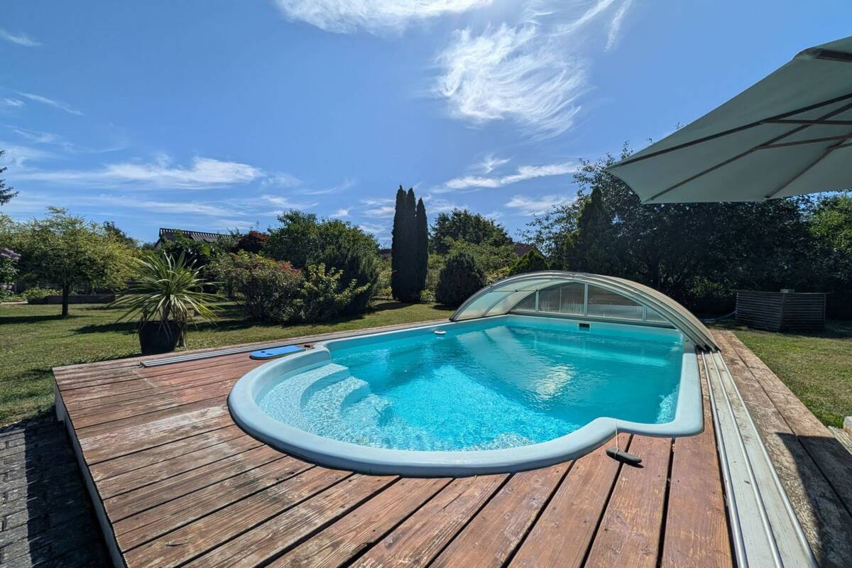 Großzügig leben: Modernisiertes Haus mit Wellness und Pool! – 39122 Magdeburg – Bild 1 von 9