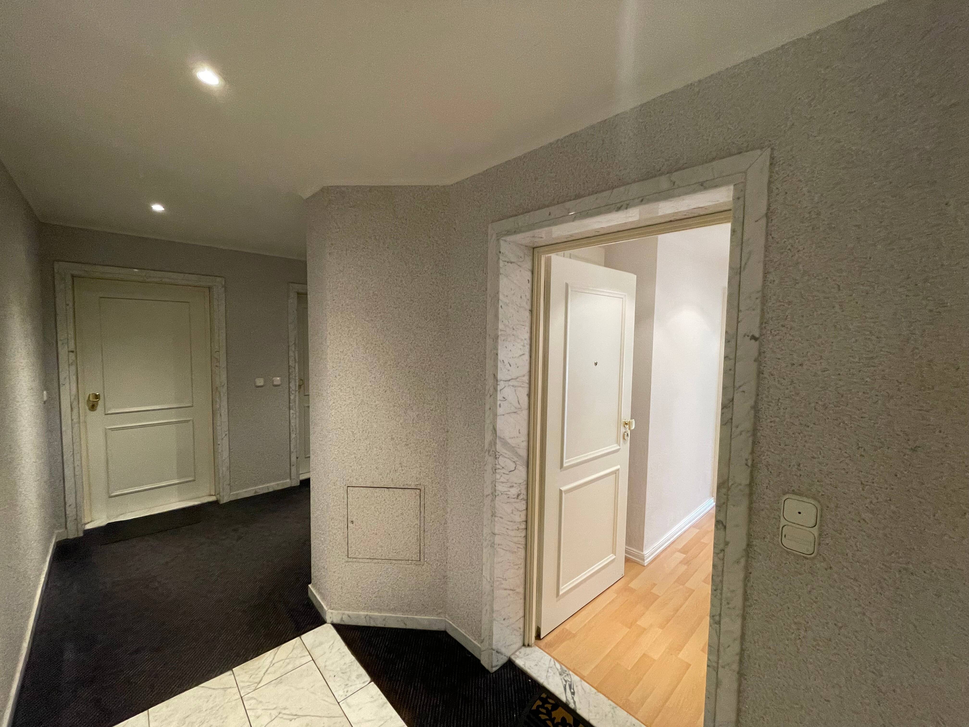 Exklusive Single-Terrassenwohnung mit Designküche, Tischlereinbauten, Fußbodenheizung und Tiefgaragenstellplatz – Hamburg – Vorschaubild 2