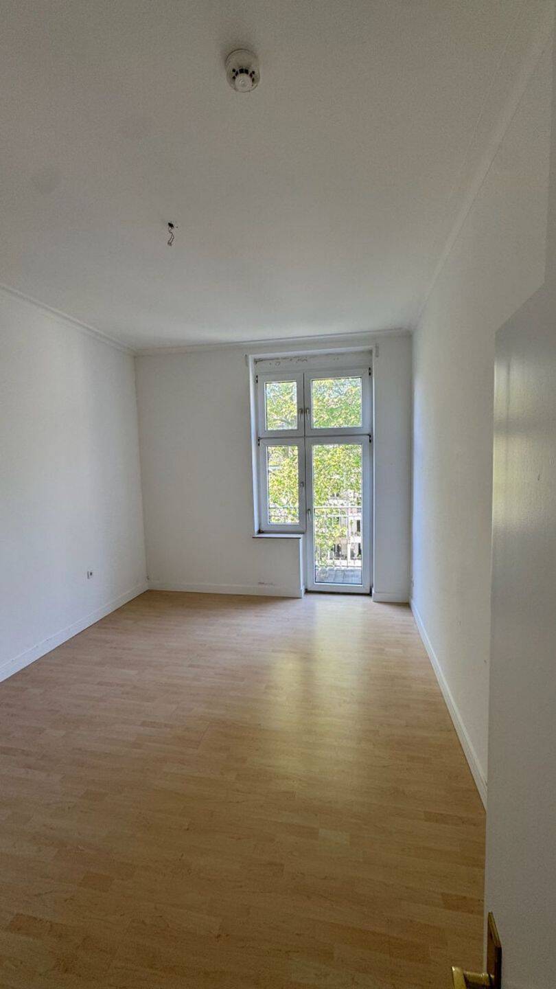 Exklusive Altbau-3-Zimmerwohnung mit Gartenbalkon in Toplage Düsseldorf – Düsseldorf – Vorschaubild 2