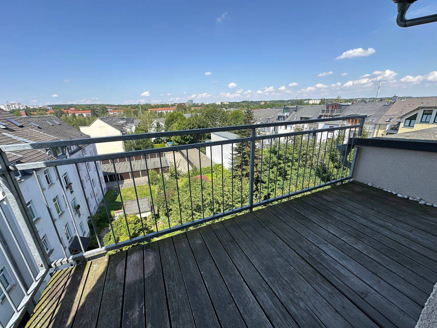 DG / offene Küche / Balkon / frei ab 1.9. / Bad mit Dusche