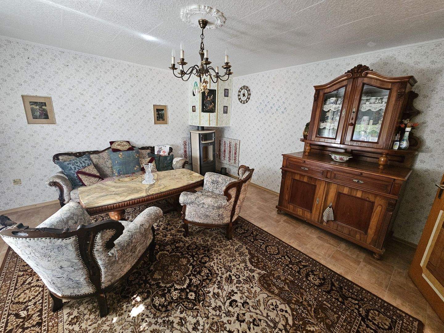 Geräumiges Einfamilienhaus mit Einliegerwohnung - ideal für Familien mit Platzbedarf. – Osterhofen – Bild 1 von 9