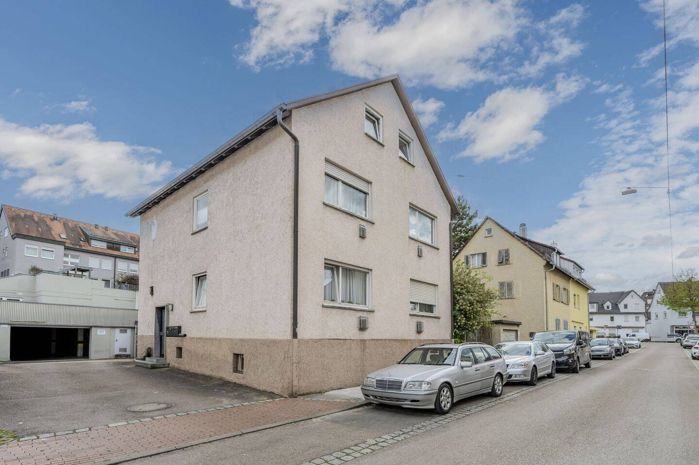 Handwerker aufgepasst: Sanierungsbedürftiges 3-Familienhaus in zentraler Lage