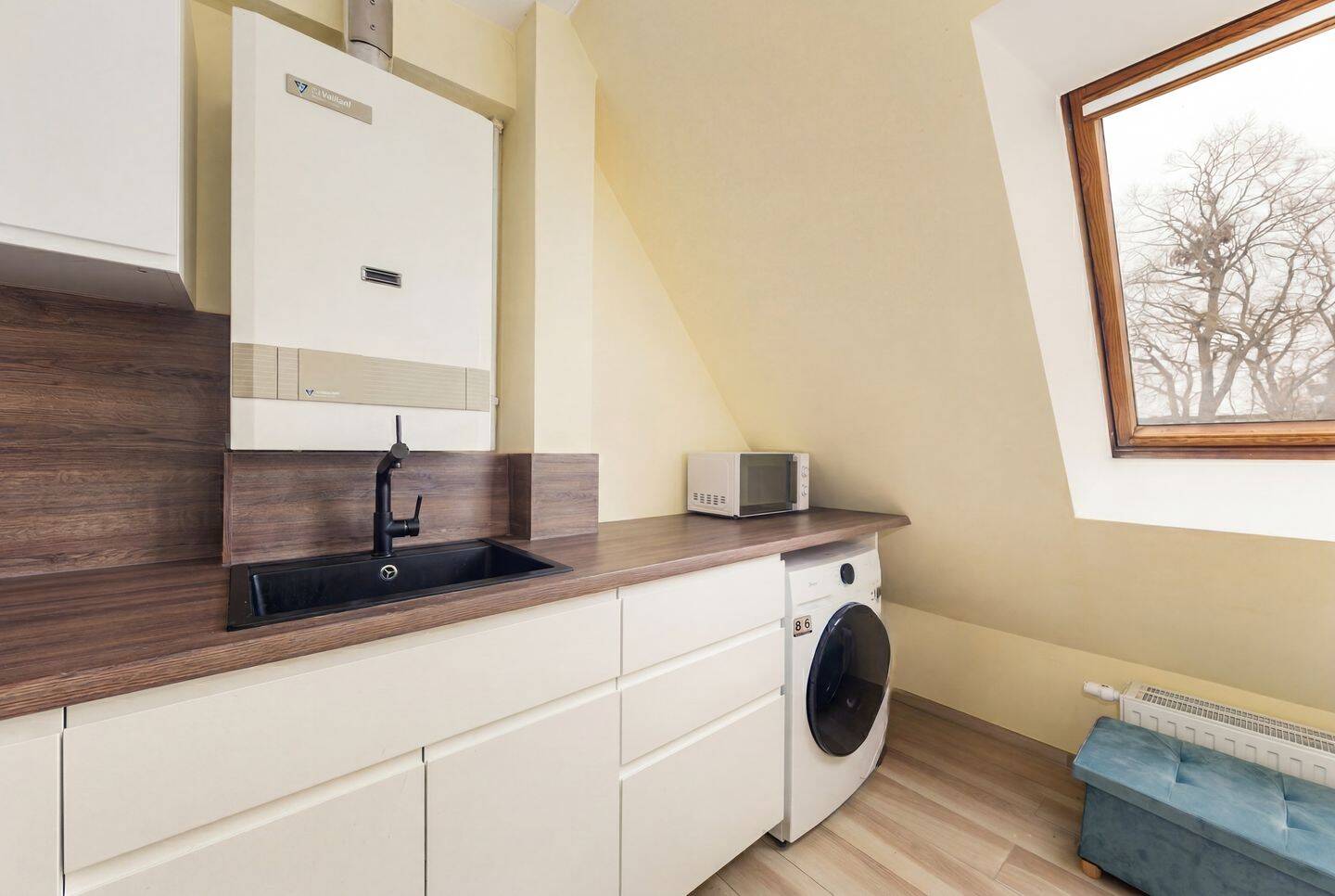 Bahnhofsnah! Einbauküche, modernes Bad, Keller: 2019 sanierte Dachgeschoss-Wohnung in Schöneweide – Berlin – Vorschaubild 5