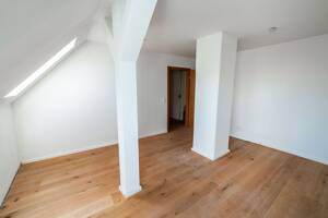 Elegante 4-Zimmer-Dachgeschosswohnung mit Charme - Lichtdurchflutet in Esslingen – 73728 Esslingen am Neckar – Vorschaubild 4