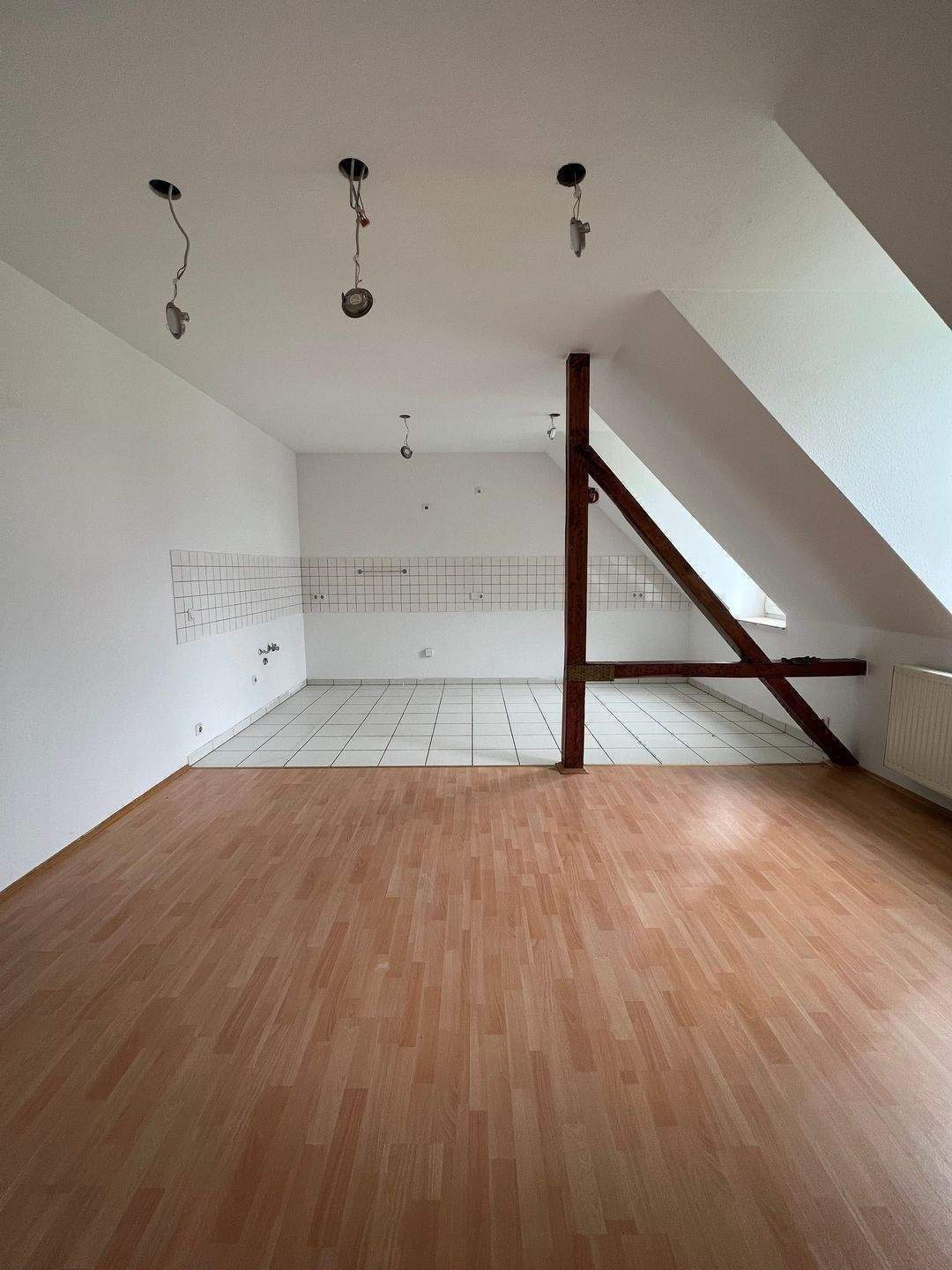 Großzügige 2,5-Raum-Dachgeschosswohnung mit großer Wohnküche auf dem Kaßberg – Chemnitz – Vorschaubild 3