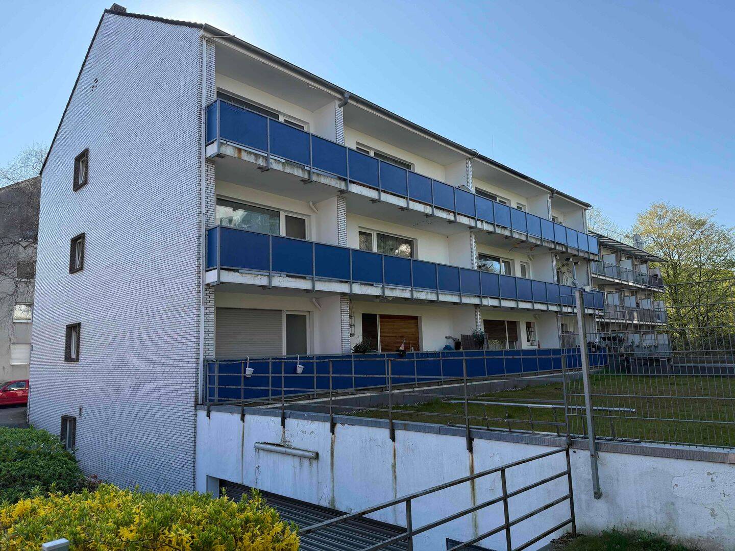 TOPPREIS FÜR ANLEGER! Vermietete 3-Zi-Wohnung inkl. Tiefgarage mit Entwicklungspotenzial – Düsseldorf – Vorschaubild 2