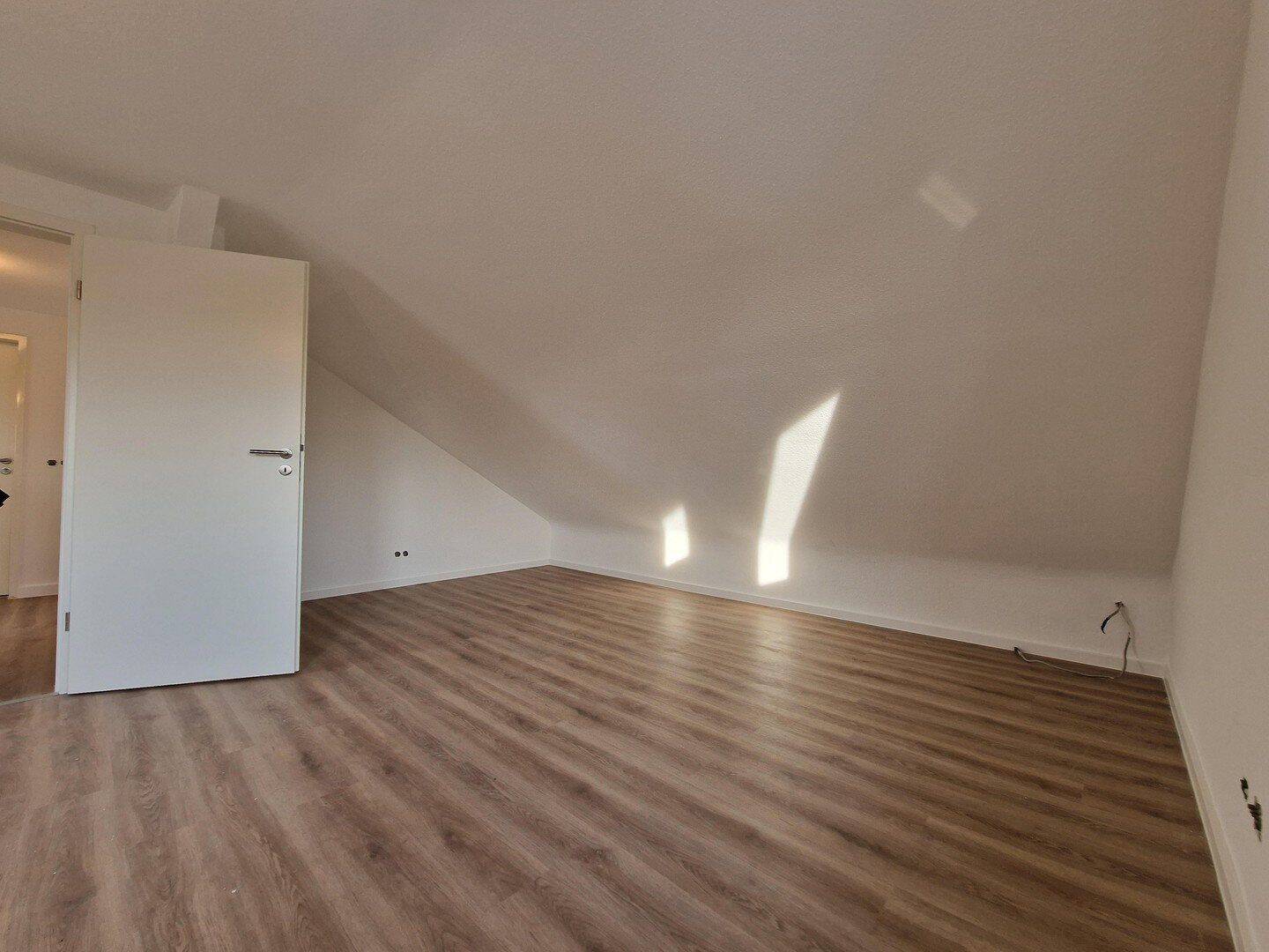 Großzügige 1-Zimmer-Dachgeschoss in Leverkusen-Opladen – Leverkusen – Vorschaubild 4